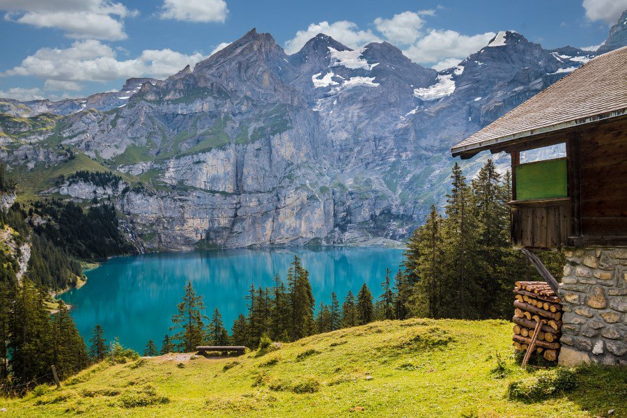Chef_Sache_Blogbeitrag_Missverstaendnisse_zwischen_Gaesten_und_Hoteliers_vermeiden_Berglandschaft_mit_See_Schweiz