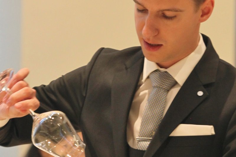 chef-sache-magazin-ks-2-sommelier-marc-almert-wineglass