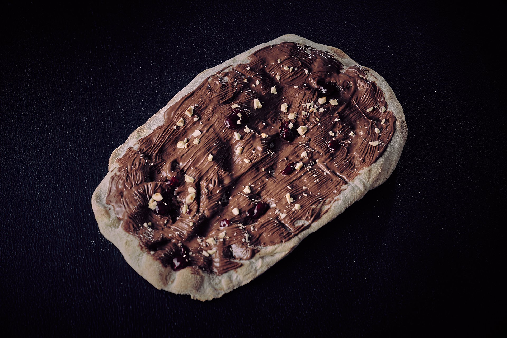Pinsa Dolce mit Nutella und Haselnüssen. Pinsa Dolce mit Nutella und Haselnüssen.